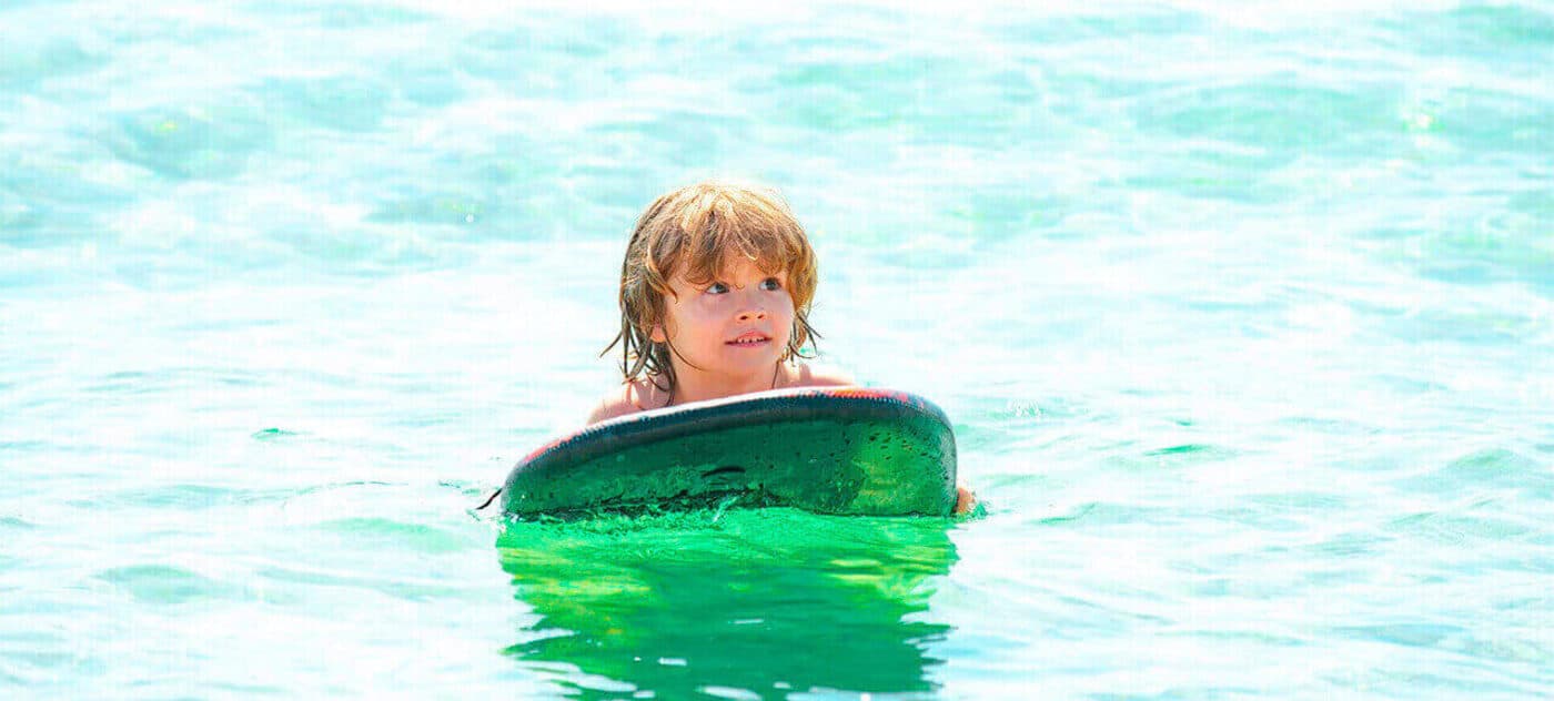 Surf para crianças: a partir de que idade e como escolher a escola